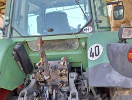 Az egyik traktor eladó!