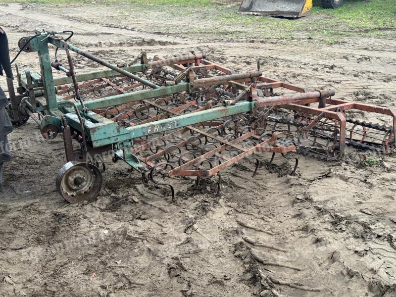 Cultivator 3 meter combiner with spring-loaded hydraulic