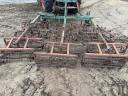 Cultivator 3 meter combiner with spring-loaded hydraulic