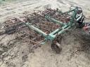 Cultivator 3 meter combiner with spring-loaded hydraulic