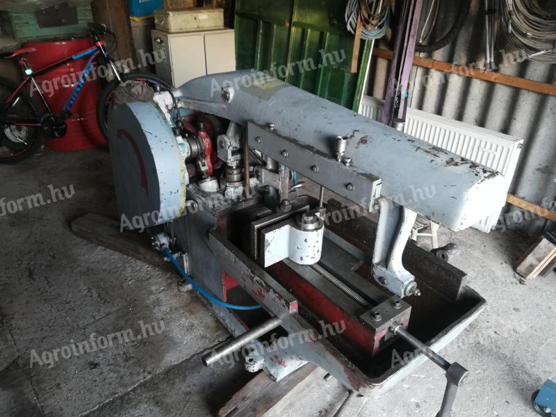 Frame sawing machine and saw blade