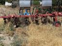 Cultivator with fertiliser spreader