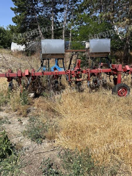 Cultivator with fertiliser spreader