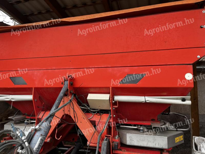 Kuhn Axera fertiliser spreader with weight measuring system and speed proportional application