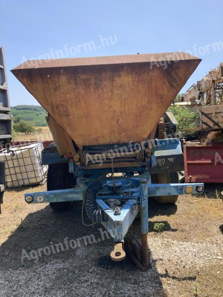 Tornado fertilizer spreader