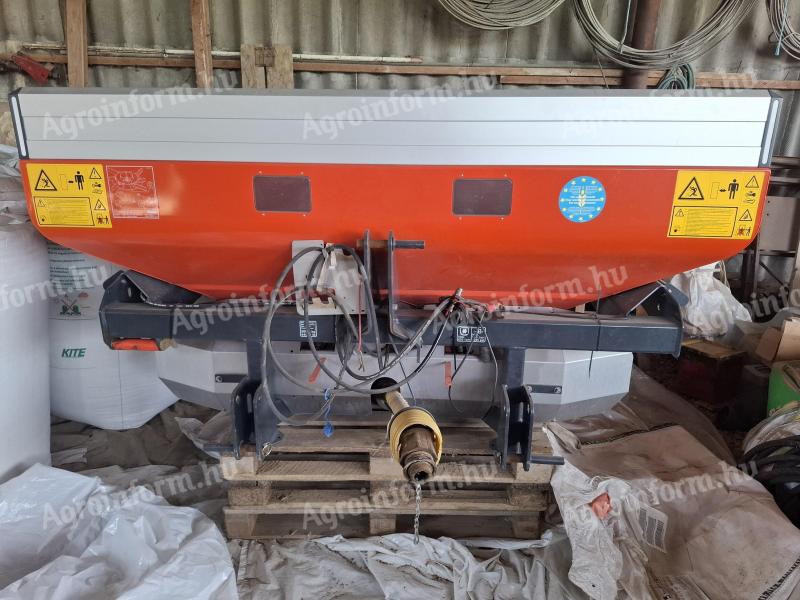 Kubota DSM fertilizer spreader (Kverneland)