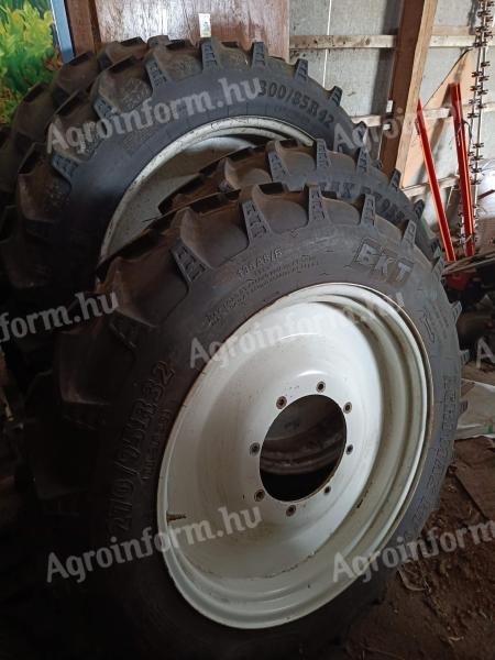 2 Paar BKT-Anbauräder in den Größen 300/85R42 und 270/95R32