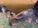 Fertilizer / salt spreader