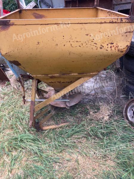 Fertilizer / salt spreader