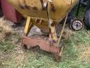 Fertilizer / salt spreader