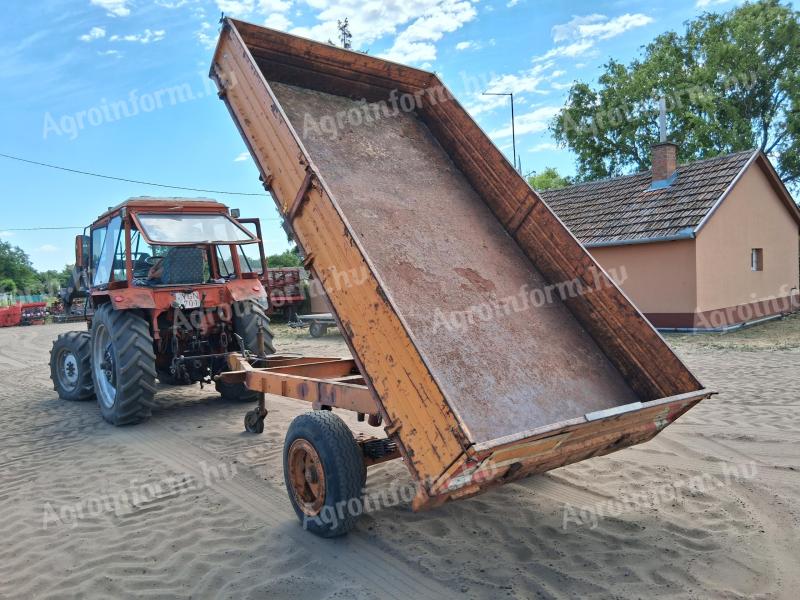 Single-axle tipper trailer with iron sides and platform