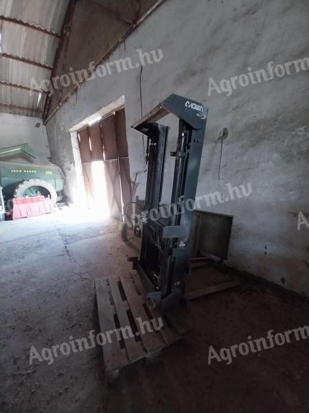 Forklift tower for tractor with bale fork
