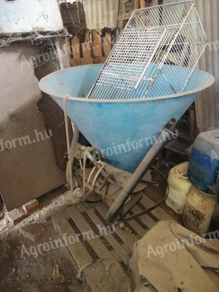 Fertilizer spreader