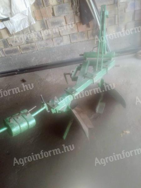 Two small tractor eke