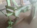 Two small tractor eke
