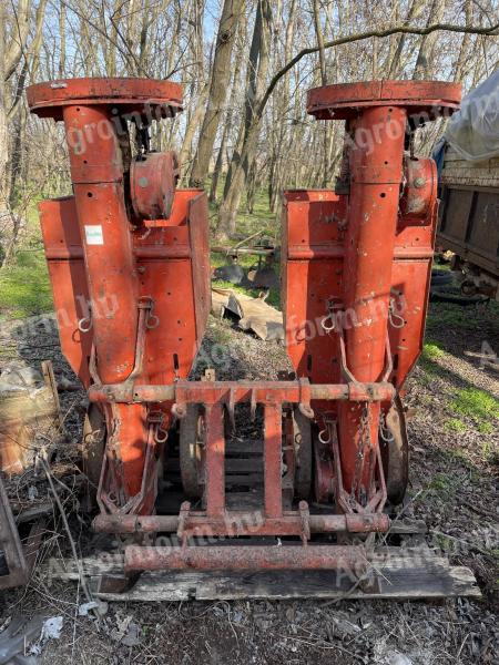 Dvouřádkový automatický sázeč brambor