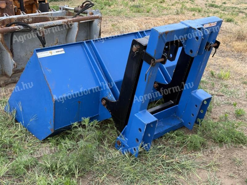 Hydraulically tilting spoon to three points