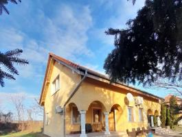 Eladó lovardának megfelelő legelő, lakóház, Pécs