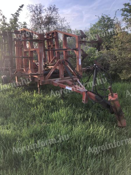 Heavy-duty cultivator, four and a half metres wide, semi-suspended, with a working roller