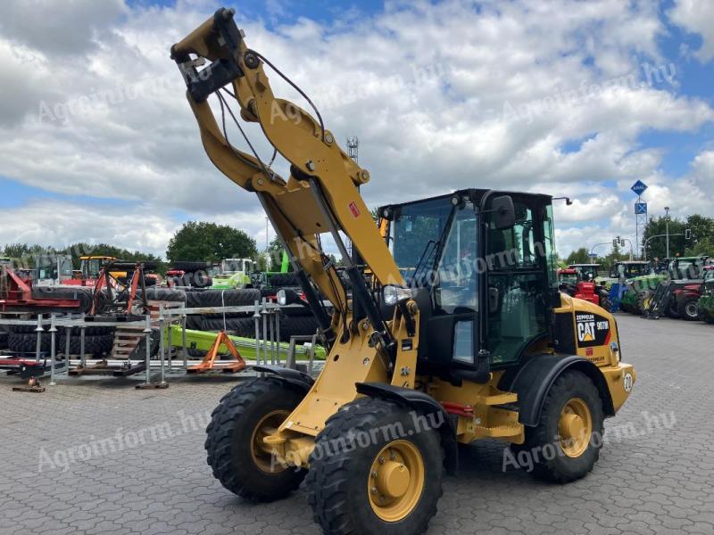 CAT 907 front loader