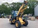 CAT 907 front loader