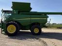 John Deere S680 combine harvester
