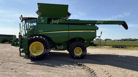 John Deere S680 combine harvester