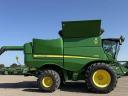 John Deere S680 combine harvester