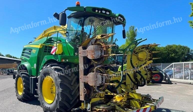 John Deere 8500i with grain spreader, pick-up, corn adapter