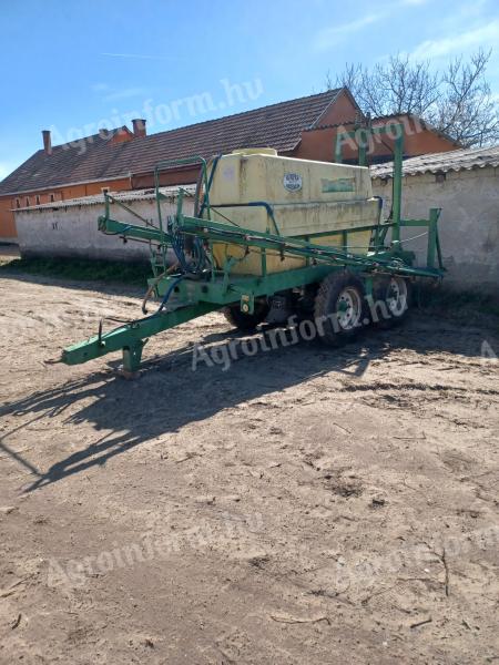 Prodaǰe se rezervoar od fiberglasa od 3000 litara za otpadne vode, prskalica