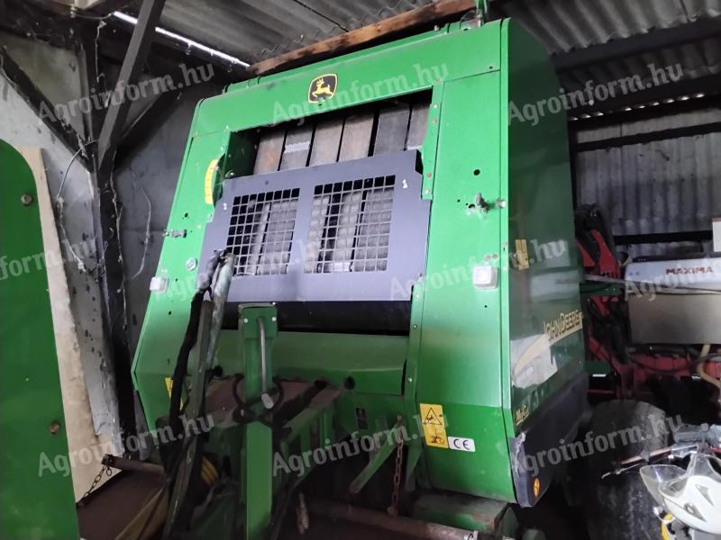 John Deere 582 round baler with net