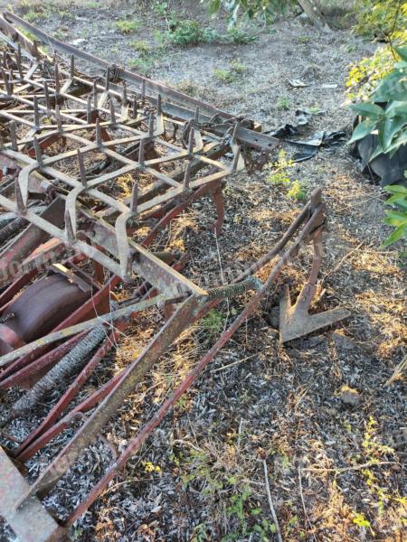 Row cultivator with boron