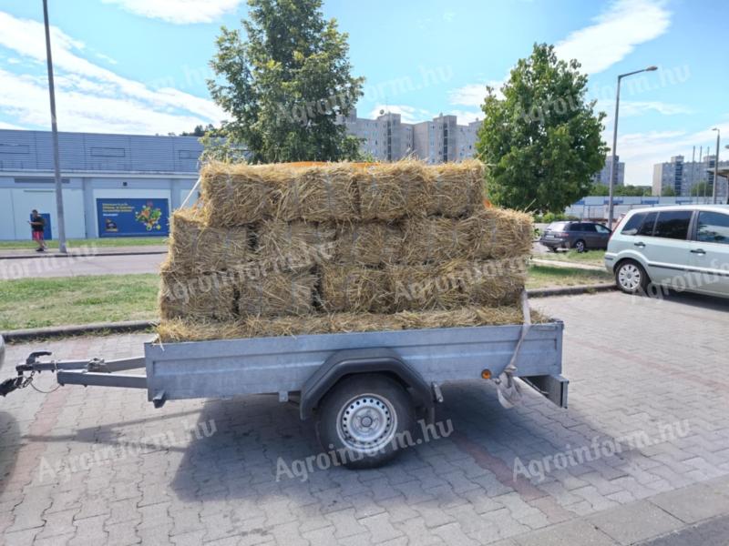 Small cubes of wheat straw bale