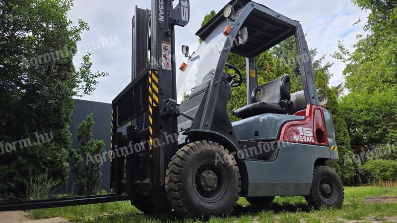 Nissan forklift with 1.5 t capacity, gas powered, low mounted tower, 330 cm lifting height, equipped with side shift