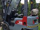 Nissan forklift with 1.5 t capacity, gas powered, low mounted tower, 330 cm lifting height, equipped with side shift