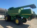 John Deere W650 combine harvester with grain table, with transport wagon