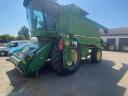 John Deere W650 combine harvester with grain table, with transport wagon
