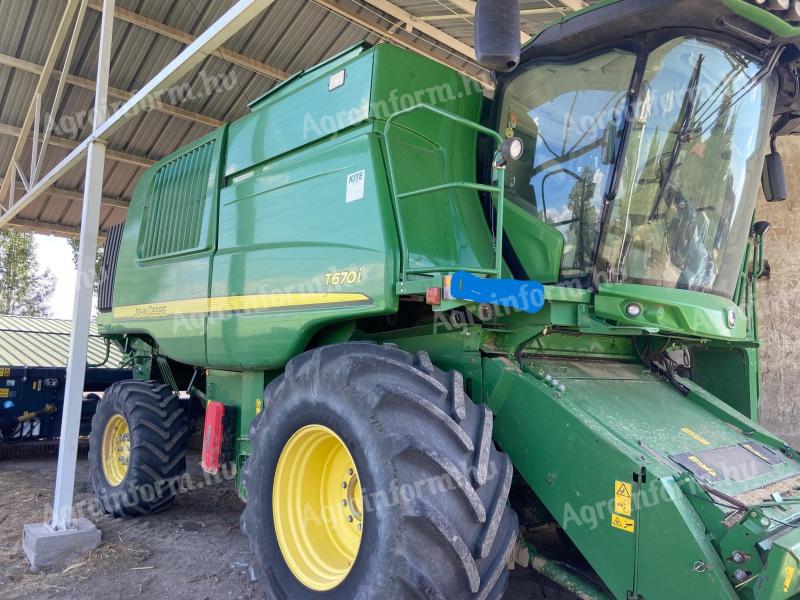 John Deere T670i 4WD premium combine with grain, JD 608C corn harvester adapter