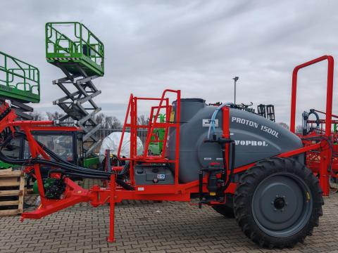 Woprol Proton 1500L vontatott permetező 15 m-es kerettel