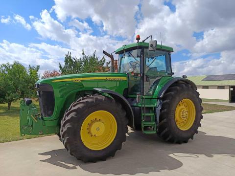 John Deere 8220