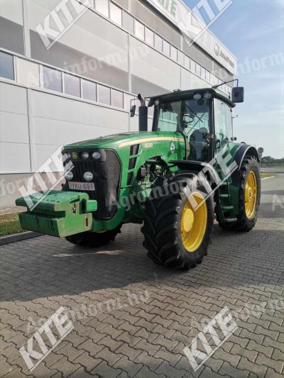 John Deere 8230