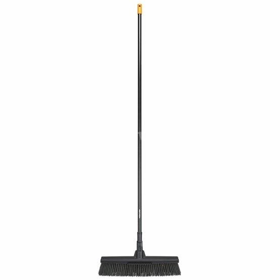 FISKARS Solid univerzális kültériseprű (L) nyéllel