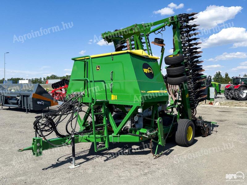 John Deere 740A 9 méteres csukható gabonavetőgép, 3560 hektárt vetett, 3500 literes tartály, JD + Digitroll monitor
