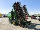 John Deere 740A 9 méteres csukható gabonavetőgép, 3560 hektárt vetett, 3500 literes tartály, JD + Digitroll monitor