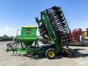 John Deere 740A 9 méteres csukható gabonavetőgép, 3560 hektárt vetett, 3500 literes tartály, JD + Digitroll monitor