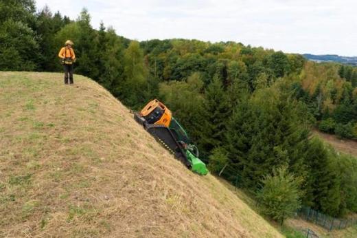 Rézsűnyírás 70 fokos lejtőn? Az MDB Green Climber számára nincs lehetetlen Rézsűnyírás 70 fokos lejtőn? Az MDB Green Climber számára nincs lehetetlen