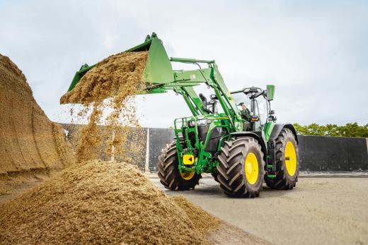 A John Deere bemutatja a 6R „L” és „XL” nagytraktorokhoz fejlesztett új 665R és 685R típusú homlokrakodókat A John Deere bemutatja a 6R „L” és „XL” nagytraktorokhoz fejlesztett új 665R és 685R típusú homlokrakodókat