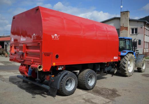 DUMET traktor vontatású zárt dobozos tápszállító pótkocsi DUMET traktor vontatású zárt dobozos tápszállító pótkocsi