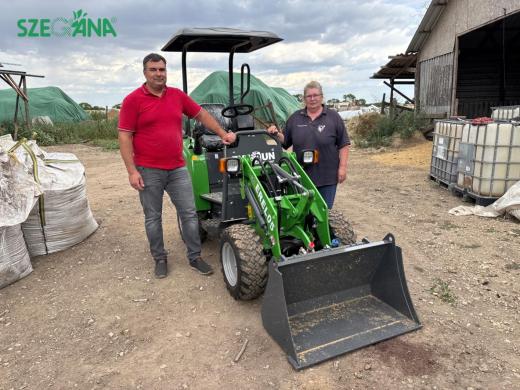 Gépátadás a SZEGÁNÁNÁL-Elektromos mini rakodóval lett hatékonyabb a mindennapi munka